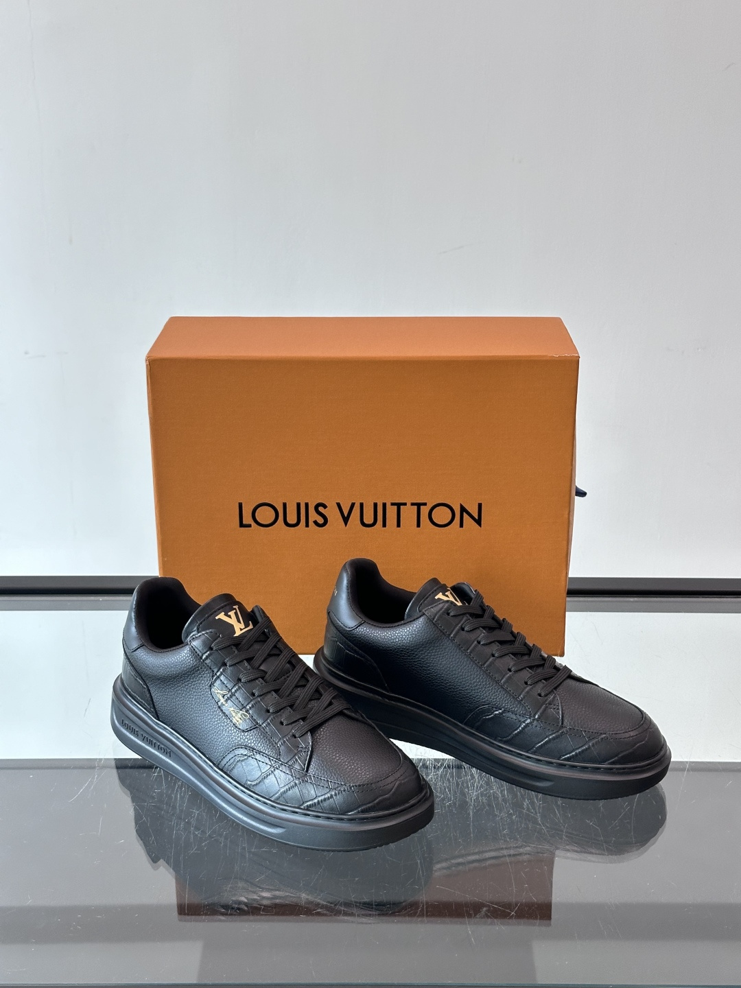 LV🌸BEVERLY HILLS 运动鞋本款 Beverly Hills 运动鞋为绒面牛皮革压印迷你 Monogram LV🌸BEVERLY HILLS 运动鞋本款 Beverly Hills 运动鞋为绒面牛皮革压印迷你 Monogram