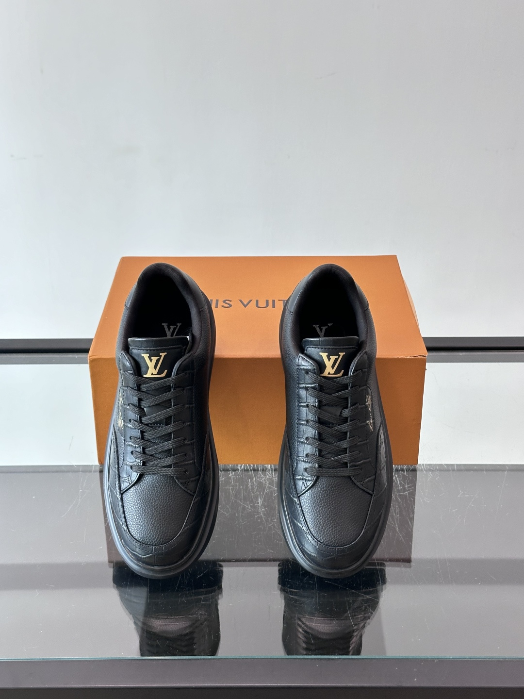 LV🌸BEVERLY HILLS 运动鞋本款 Beverly Hills 运动鞋为绒面牛皮革压印迷你 Monogram LV🌸BEVERLY HILLS 运动鞋本款 Beverly Hills 运动鞋为绒面牛皮革压印迷你 Monogram