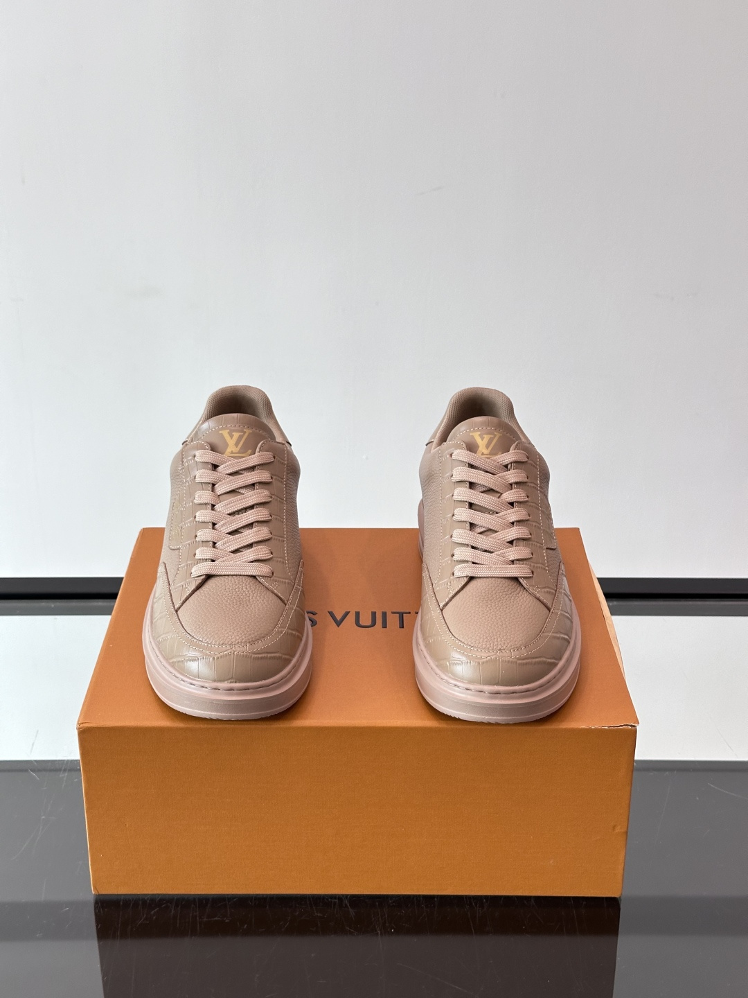 LV🌸BEVERLY HILLS 运动鞋本款 Beverly Hills 运动鞋为绒面牛皮革压印迷你 Monogram LV🌸BEVERLY HILLS 运动鞋本款 Beverly Hills 运动鞋为绒面牛皮革压印迷你 Monogram