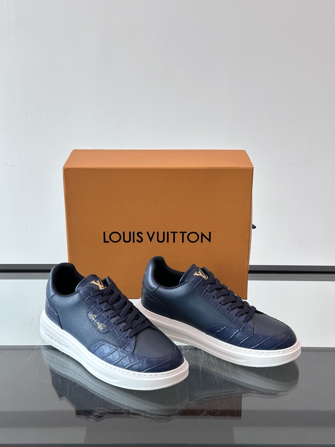 LV🌸BEVERLY HILLS 运动鞋本款 Beverly Hills 运动鞋为绒面牛皮革压印迷你 Monogram LV🌸BEVERLY HILLS 运动鞋本款 Beverly Hills 运动鞋为绒面牛皮革压印迷你 Monogram