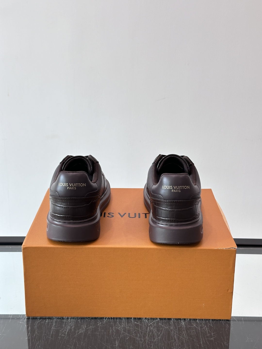 LV🌸BEVERLY HILLS 运动鞋本款 Beverly Hills 运动鞋为绒面牛皮革压印迷你 Monogram LV🌸BEVERLY HILLS 运动鞋本款 Beverly Hills 运动鞋为绒面牛皮革压印迷你 Monogram