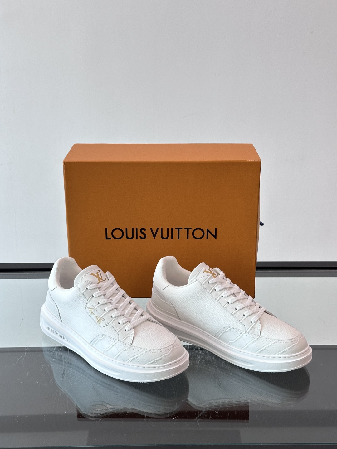 LV🌸BEVERLY HILLS 运动鞋本款 Beverly Hills 运动鞋为绒面牛皮革压印迷你 Monogram LV🌸BEVERLY HILLS 运动鞋本款 Beverly Hills 运动鞋为绒面牛皮革压印迷你 Monogram