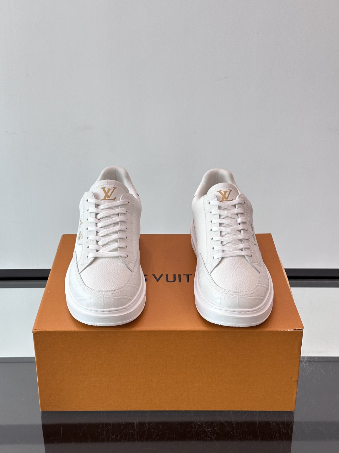 LV🌸BEVERLY HILLS 运动鞋本款 Beverly Hills 运动鞋为绒面牛皮革压印迷你 Monogram LV🌸BEVERLY HILLS 运动鞋本款 Beverly Hills 运动鞋为绒面牛皮革压印迷你 Monogram