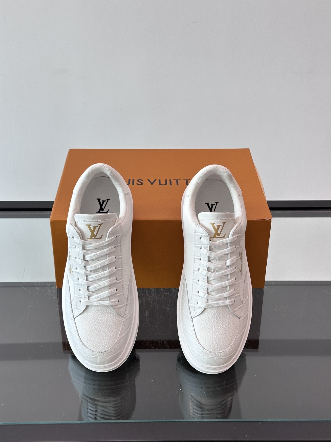 LV🌸BEVERLY HILLS 运动鞋本款 Beverly Hills 运动鞋为绒面牛皮革压印迷你 Monogram LV🌸BEVERLY HILLS 运动鞋本款 Beverly Hills 运动鞋为绒面牛皮革压印迷你 Monogram