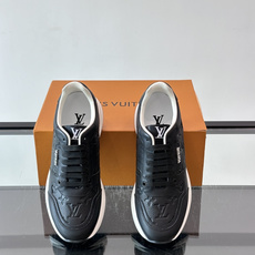 LV Run Away男士运动鞋,小牛皮面料。经Monogram图案,配色超百搭!橡胶鞋底抓地力强,穿着舒适,日常休闲或 LV Run Away男士运动鞋,小牛皮面料。经Monogram图案,配色超百搭!橡胶鞋底抓地力强,穿着舒适,日常休闲或