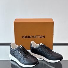 LV Run Away男士运动鞋,小牛皮面料。经Monogram图案,配色超百搭!橡胶鞋底抓地力强,穿着舒适,日常休闲或 LV Run Away男士运动鞋,小牛皮面料。经Monogram图案,配色超百搭!橡胶鞋底抓地力强,穿着舒适,日常休闲或