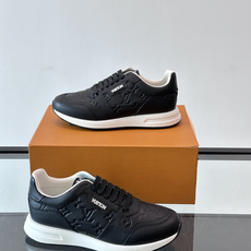LV Run Away男士运动鞋,小牛皮面料。经Monogram图案,配色超百搭!橡胶鞋底抓地力强,穿着舒适,日常休闲或 LV Run Away男士运动鞋,小牛皮面料。经Monogram图案,配色超百搭!橡胶鞋底抓地力强,穿着舒适,日常休闲或