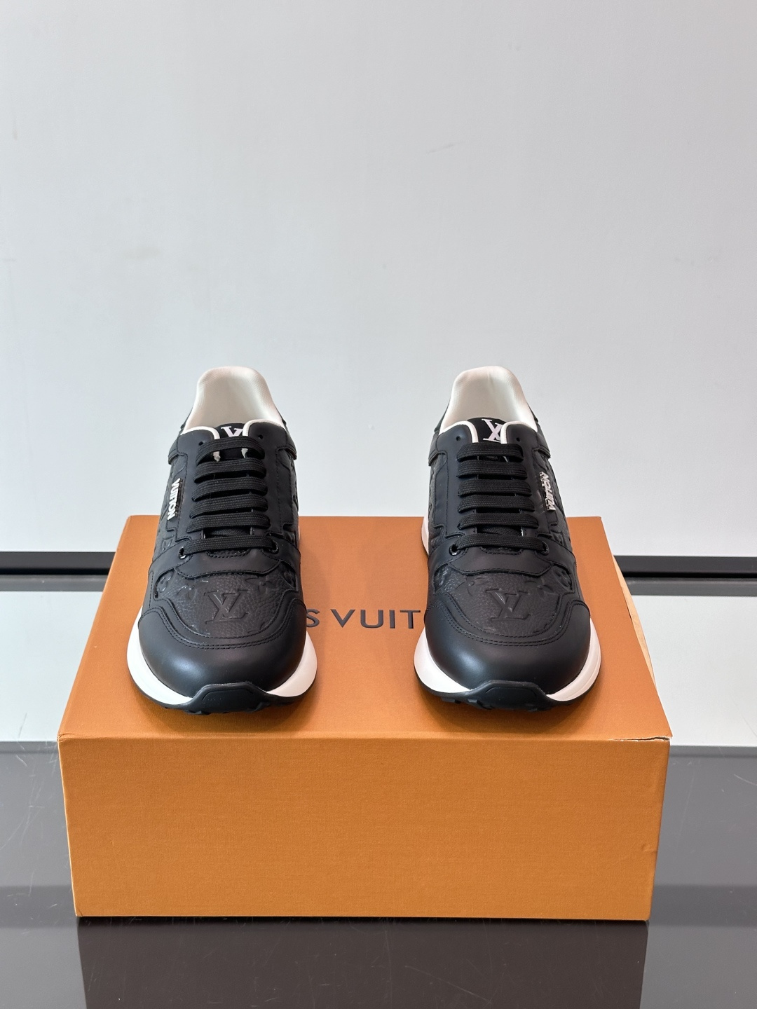 LV Run Away男士运动鞋,小牛皮面料。经Monogram图案,配色超百搭!橡胶鞋底抓地力强,穿着舒适,日常休闲或 LV Run Away男士运动鞋,小牛皮面料。经Monogram图案,配色超百搭!橡胶鞋底抓地力强,穿着舒适,日常休闲或