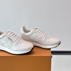 LV Run Away男士运动鞋,小牛皮面料。经Monogram图案,配色超百搭!橡胶鞋底抓地力强,穿着舒适,日常休闲或 LV Run Away男士运动鞋,小牛皮面料。经Monogram图案,配色超百搭!橡胶鞋底抓地力强,穿着舒适,日常休闲或