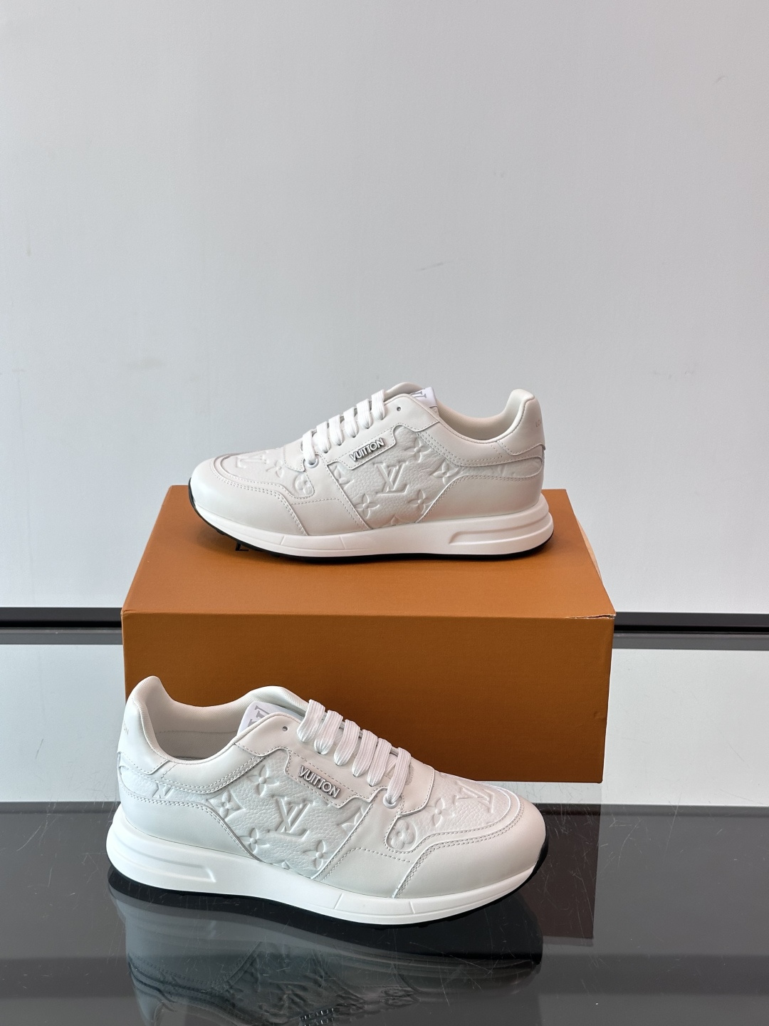 LV Run Away男士运动鞋,小牛皮面料。经Monogram图案,配色超百搭!橡胶鞋底抓地力强,穿着舒适,日常休闲或 LV Run Away男士运动鞋,小牛皮面料。经Monogram图案,配色超百搭!橡胶鞋底抓地力强,穿着舒适,日常休闲或