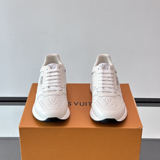 LV Run Away男士运动鞋,小牛皮面料。经Monogram图案,配色超百搭!橡胶鞋底抓地力强,穿着舒适,日常休闲或 LV Run Away男士运动鞋,小牛皮面料。经Monogram图案,配色超百搭!橡胶鞋底抓地力强,穿着舒适,日常休闲或
