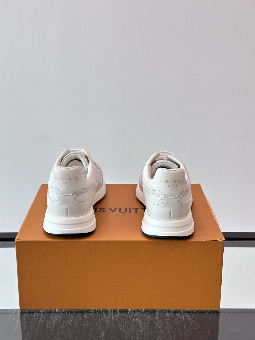 LV Run Away男士运动鞋,小牛皮面料。经Monogram图案,配色超百搭!橡胶鞋底抓地力强,穿着舒适,日常休闲或 LV Run Away男士运动鞋,小牛皮面料。经Monogram图案,配色超百搭!橡胶鞋底抓地力强,穿着舒适,日常休闲或