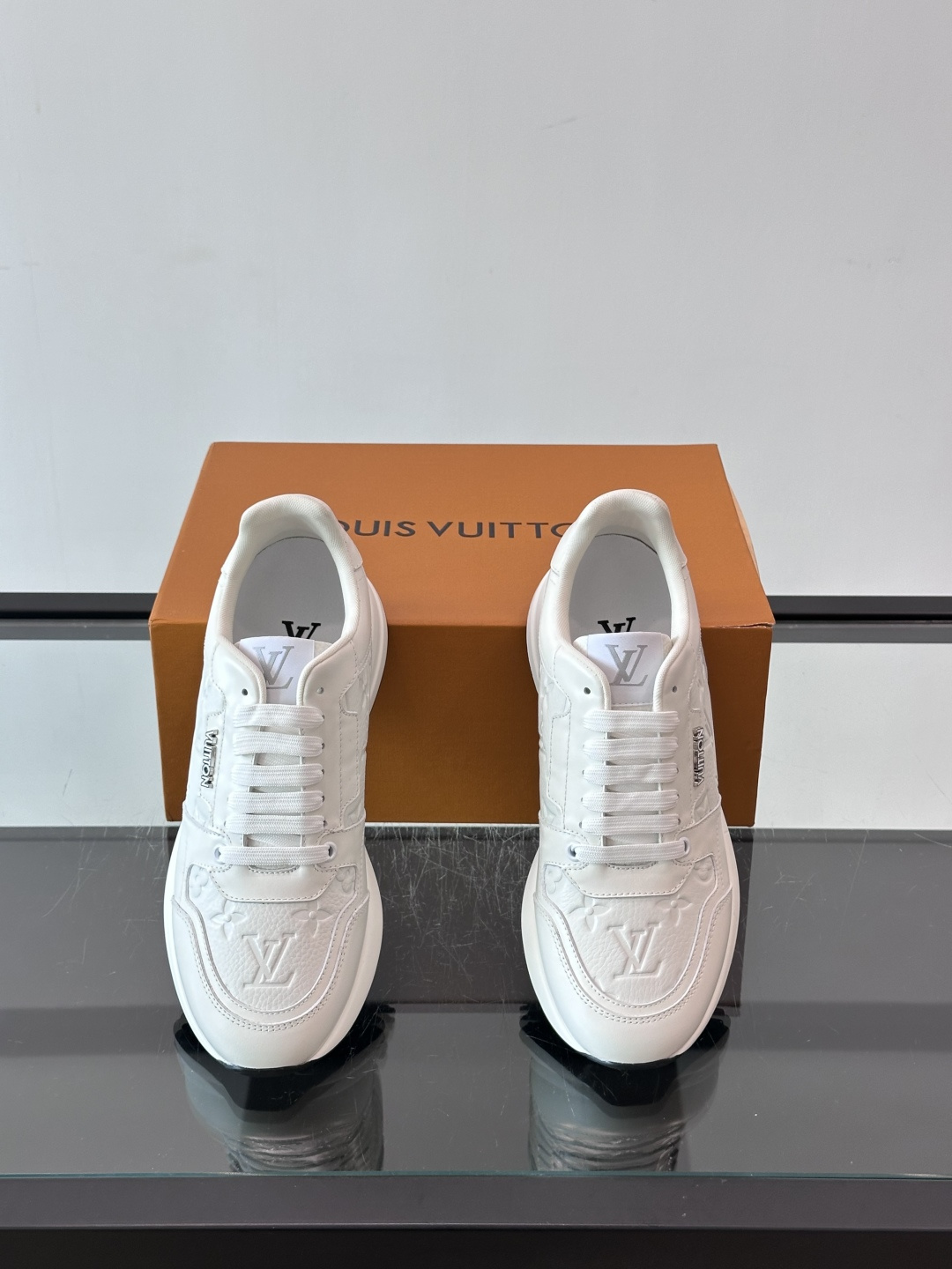 LV Run Away男士运动鞋,小牛皮面料。经Monogram图案,配色超百搭!橡胶鞋底抓地力强,穿着舒适,日常休闲或 LV Run Away男士运动鞋,小牛皮面料。经Monogram图案,配色超百搭!橡胶鞋底抓地力强,穿着舒适,日常休闲或