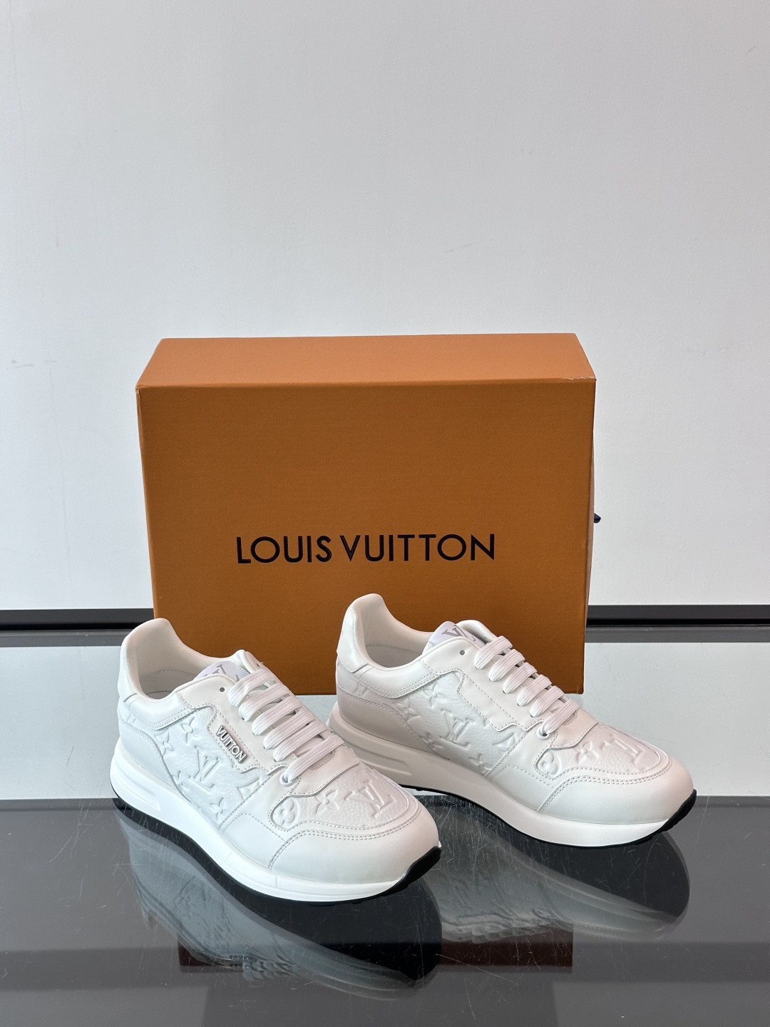LV Run Away男士运动鞋,小牛皮面料。经Monogram图案,配色超百搭!橡胶鞋底抓地力强,穿着舒适,日常休闲或 LV Run Away男士运动鞋,小牛皮面料。经Monogram图案,配色超百搭!橡胶鞋底抓地力强,穿着舒适,日常休闲或