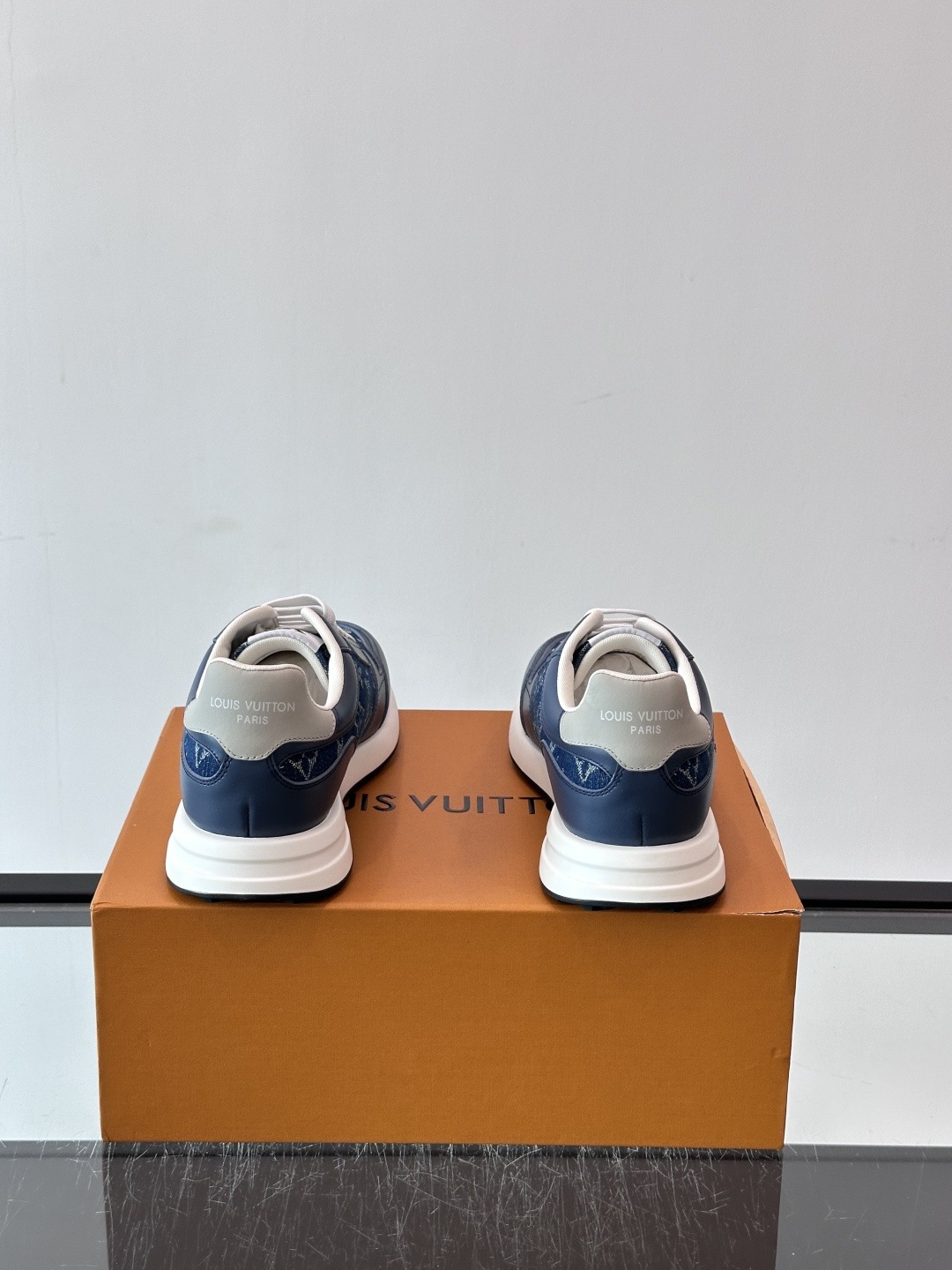 LV Run Away男士运动鞋,小牛皮面料。经Monogram图案,配色超百搭!橡胶鞋底抓地力强,穿着舒适,日常休闲或 LV Run Away男士运动鞋,小牛皮面料。经Monogram图案,配色超百搭!橡胶鞋底抓地力强,穿着舒适,日常休闲或