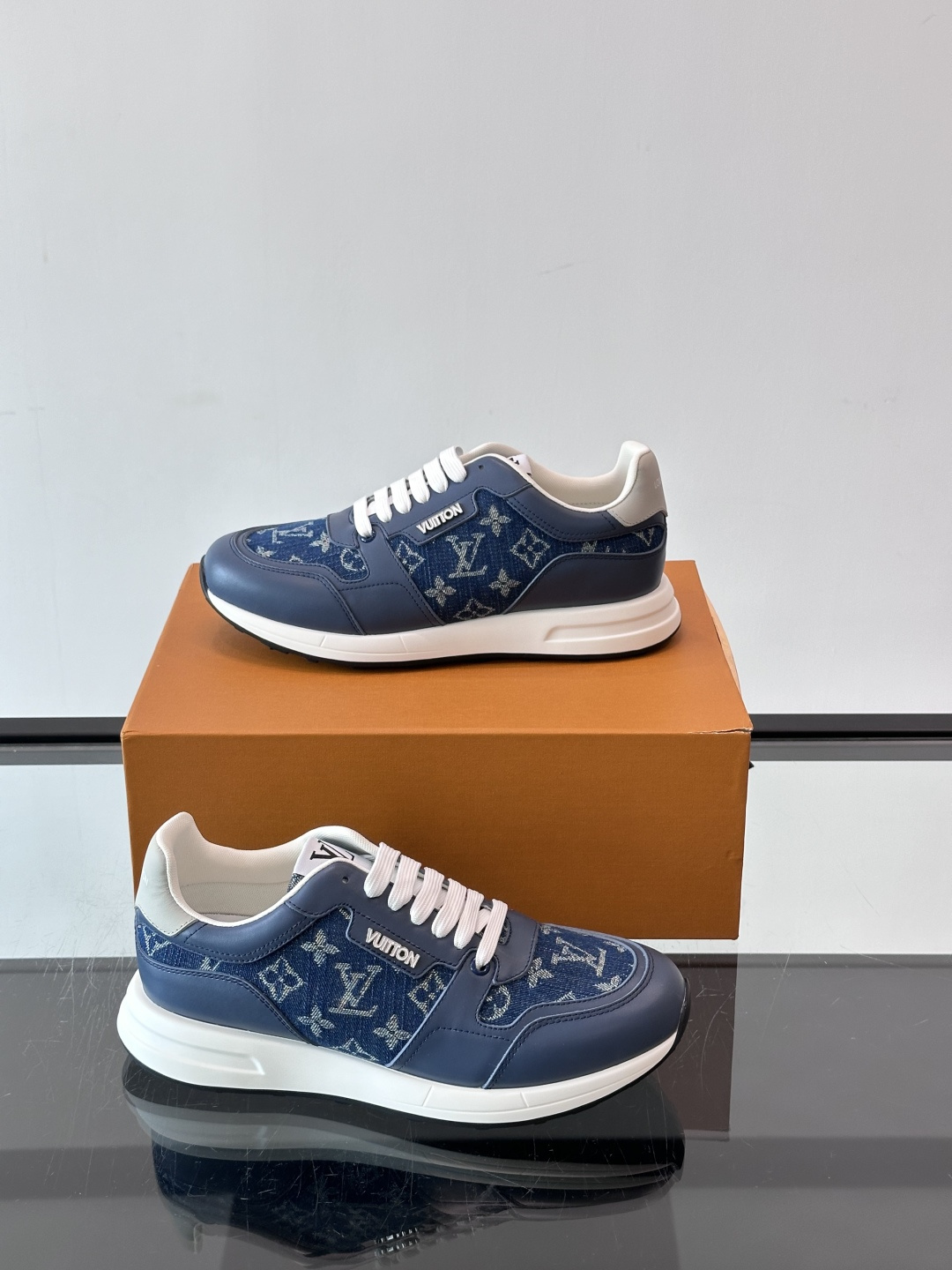 LV Run Away男士运动鞋,小牛皮面料。经Monogram图案,配色超百搭!橡胶鞋底抓地力强,穿着舒适,日常休闲或 LV Run Away男士运动鞋,小牛皮面料。经Monogram图案,配色超百搭!橡胶鞋底抓地力强,穿着舒适,日常休闲或