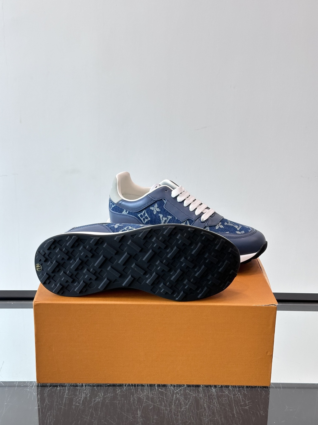 LV Run Away男士运动鞋,小牛皮面料。经Monogram图案,配色超百搭!橡胶鞋底抓地力强,穿着舒适,日常休闲或 LV Run Away男士运动鞋,小牛皮面料。经Monogram图案,配色超百搭!橡胶鞋底抓地力强,穿着舒适,日常休闲或