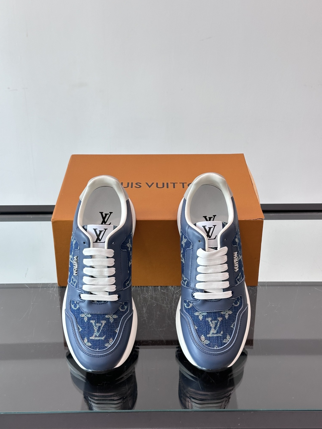 LV Run Away男士运动鞋,小牛皮面料。经Monogram图案,配色超百搭!橡胶鞋底抓地力强,穿着舒适,日常休闲或 LV Run Away男士运动鞋,小牛皮面料。经Monogram图案,配色超百搭!橡胶鞋底抓地力强,穿着舒适,日常休闲或