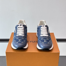 LV Run Away男士运动鞋,小牛皮面料。经Monogram图案,配色超百搭!橡胶鞋底抓地力强,穿着舒适,日常休闲或 LV Run Away男士运动鞋,小牛皮面料。经Monogram图案,配色超百搭!橡胶鞋底抓地力强,穿着舒适,日常休闲或