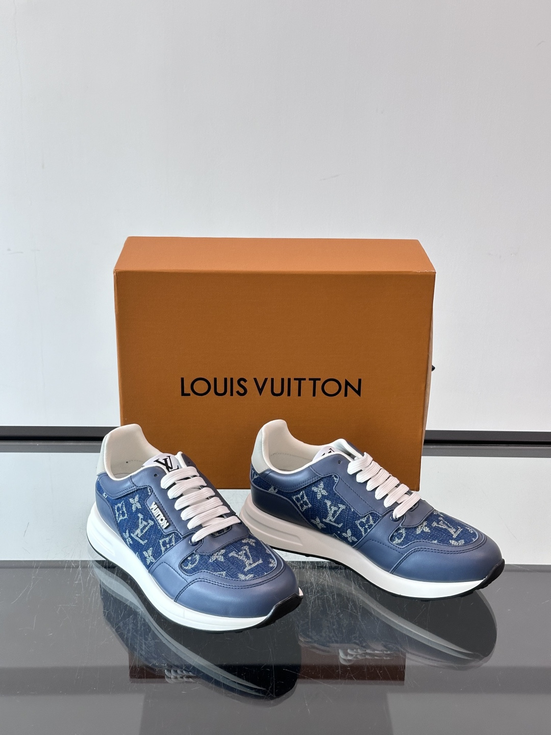 LV Run Away男士运动鞋,小牛皮面料。经Monogram图案,配色超百搭!橡胶鞋底抓地力强,穿着舒适,日常休闲或 LV Run Away男士运动鞋,小牛皮面料。经Monogram图案,配色超百搭!橡胶鞋底抓地力强,穿着舒适,日常休闲或