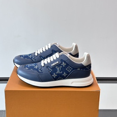 LV Run Away男士运动鞋,小牛皮面料。经Monogram图案,配色超百搭!橡胶鞋底抓地力强,穿着舒适,日常休闲或 LV Run Away男士运动鞋,小牛皮面料。经Monogram图案,配色超百搭!橡胶鞋底抓地力强,穿着舒适,日常休闲或