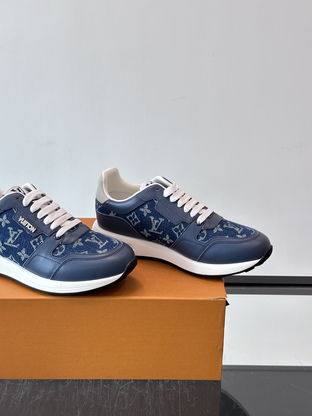 LV Run Away男士运动鞋,小牛皮面料。经Monogram图案,配色超百搭!橡胶鞋底抓地力强,穿着舒适,日常休闲或 LV Run Away男士运动鞋,小牛皮面料。经Monogram图案,配色超百搭!橡胶鞋底抓地力强,穿着舒适,日常休闲或