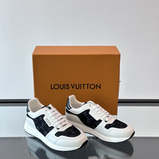 LV Run Away男士运动鞋,小牛皮面料。经Monogram图案,配色超百搭!橡胶鞋底抓地力强,穿着舒适,日常休闲或 LV Run Away男士运动鞋,小牛皮面料。经Monogram图案,配色超百搭!橡胶鞋底抓地力强,穿着舒适,日常休闲或