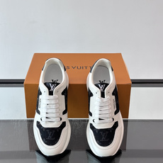 LV Run Away男士运动鞋,小牛皮面料。经Monogram图案,配色超百搭!橡胶鞋底抓地力强,穿着舒适,日常休闲或 LV Run Away男士运动鞋,小牛皮面料。经Monogram图案,配色超百搭!橡胶鞋底抓地力强,穿着舒适,日常休闲或