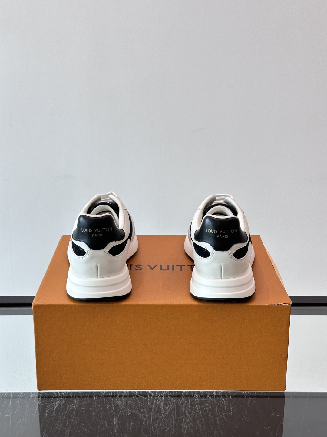 LV Run Away男士运动鞋,小牛皮面料。经Monogram图案,配色超百搭!橡胶鞋底抓地力强,穿着舒适,日常休闲或 LV Run Away男士运动鞋,小牛皮面料。经Monogram图案,配色超百搭!橡胶鞋底抓地力强,穿着舒适,日常休闲或