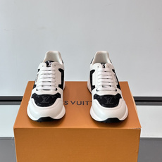 LV Run Away男士运动鞋,小牛皮面料。经Monogram图案,配色超百搭!橡胶鞋底抓地力强,穿着舒适,日常休闲或 LV Run Away男士运动鞋,小牛皮面料。经Monogram图案,配色超百搭!橡胶鞋底抓地力强,穿着舒适,日常休闲或