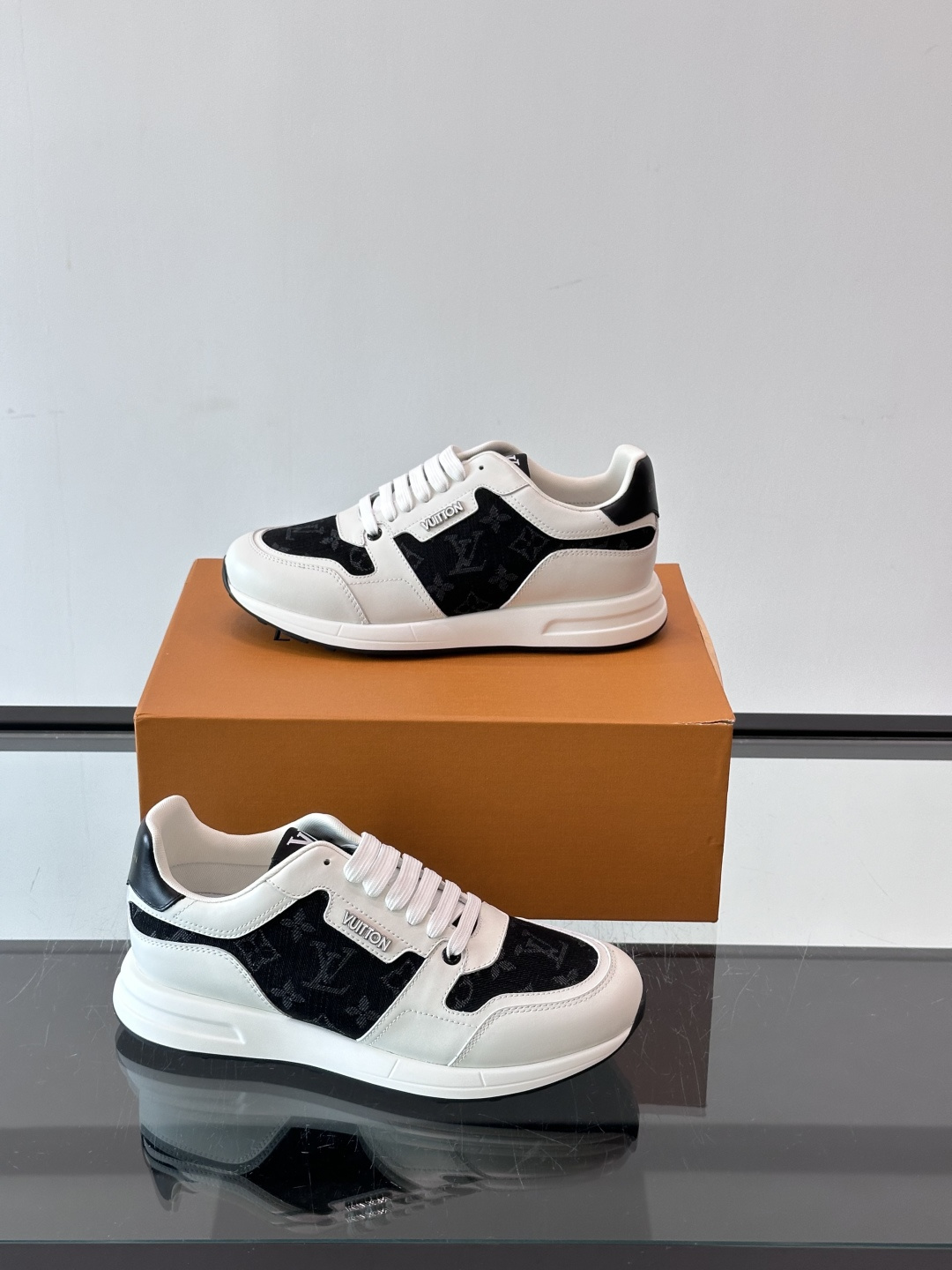 LV Run Away男士运动鞋,小牛皮面料。经Monogram图案,配色超百搭!橡胶鞋底抓地力强,穿着舒适,日常休闲或 LV Run Away男士运动鞋,小牛皮面料。经Monogram图案,配色超百搭!橡胶鞋底抓地力强,穿着舒适,日常休闲或