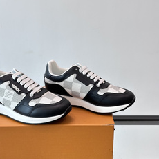 LV Run Away男士运动鞋,小牛皮面料。经Monogram图案,配色超百搭!橡胶鞋底抓地力强,穿着舒适,日常休闲或 LV Run Away男士运动鞋,小牛皮面料。经Monogram图案,配色超百搭!橡胶鞋底抓地力强,穿着舒适,日常休闲或