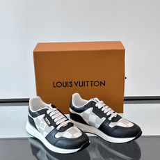 LV Run Away男士运动鞋,小牛皮面料。经Monogram图案,配色超百搭!橡胶鞋底抓地力强,穿着舒适,日常休闲或 LV Run Away男士运动鞋,小牛皮面料。经Monogram图案,配色超百搭!橡胶鞋底抓地力强,穿着舒适,日常休闲或