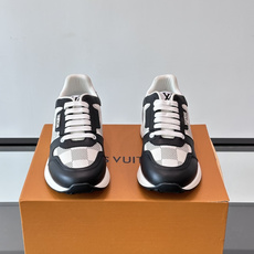 LV Run Away男士运动鞋,小牛皮面料。经Monogram图案,配色超百搭!橡胶鞋底抓地力强,穿着舒适,日常休闲或 LV Run Away男士运动鞋,小牛皮面料。经Monogram图案,配色超百搭!橡胶鞋底抓地力强,穿着舒适,日常休闲或