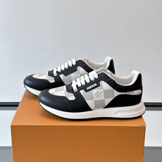 LV Run Away男士运动鞋,小牛皮面料。经Monogram图案,配色超百搭!橡胶鞋底抓地力强,穿着舒适,日常休闲或 LV Run Away男士运动鞋,小牛皮面料。经Monogram图案,配色超百搭!橡胶鞋底抓地力强,穿着舒适,日常休闲或