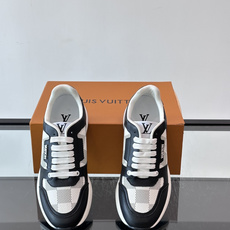 LV Run Away男士运动鞋,小牛皮面料。经Monogram图案,配色超百搭!橡胶鞋底抓地力强,穿着舒适,日常休闲或 LV Run Away男士运动鞋,小牛皮面料。经Monogram图案,配色超百搭!橡胶鞋底抓地力强,穿着舒适,日常休闲或