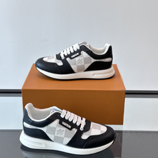 LV Run Away男士运动鞋,小牛皮面料。经Monogram图案,配色超百搭!橡胶鞋底抓地力强,穿着舒适,日常休闲或 LV Run Away男士运动鞋,小牛皮面料。经Monogram图案,配色超百搭!橡胶鞋底抓地力强,穿着舒适,日常休闲或