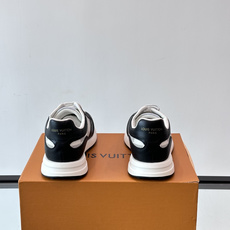 LV Run Away男士运动鞋,小牛皮面料。经Monogram图案,配色超百搭!橡胶鞋底抓地力强,穿着舒适,日常休闲或 LV Run Away男士运动鞋,小牛皮面料。经Monogram图案,配色超百搭!橡胶鞋底抓地力强,穿着舒适,日常休闲或
