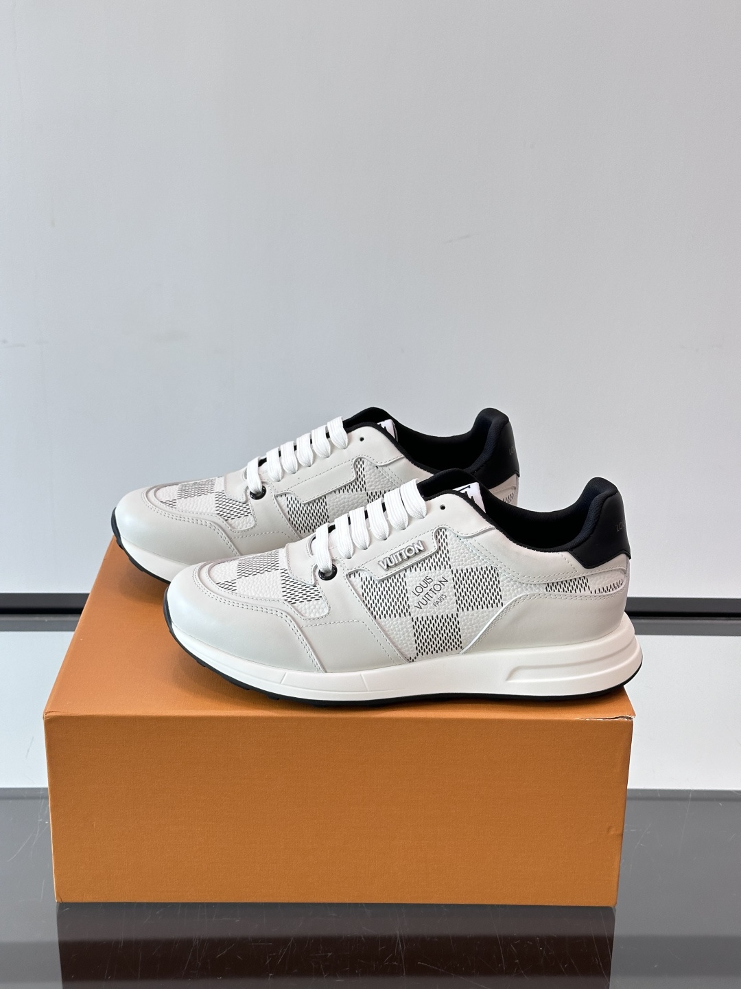 LV Run Away男士运动鞋,小牛皮面料。经Monogram图案,配色超百搭!橡胶鞋底抓地力强,穿着舒适,日常休闲或 LV Run Away男士运动鞋,小牛皮面料。经Monogram图案,配色超百搭!橡胶鞋底抓地力强,穿着舒适,日常休闲或