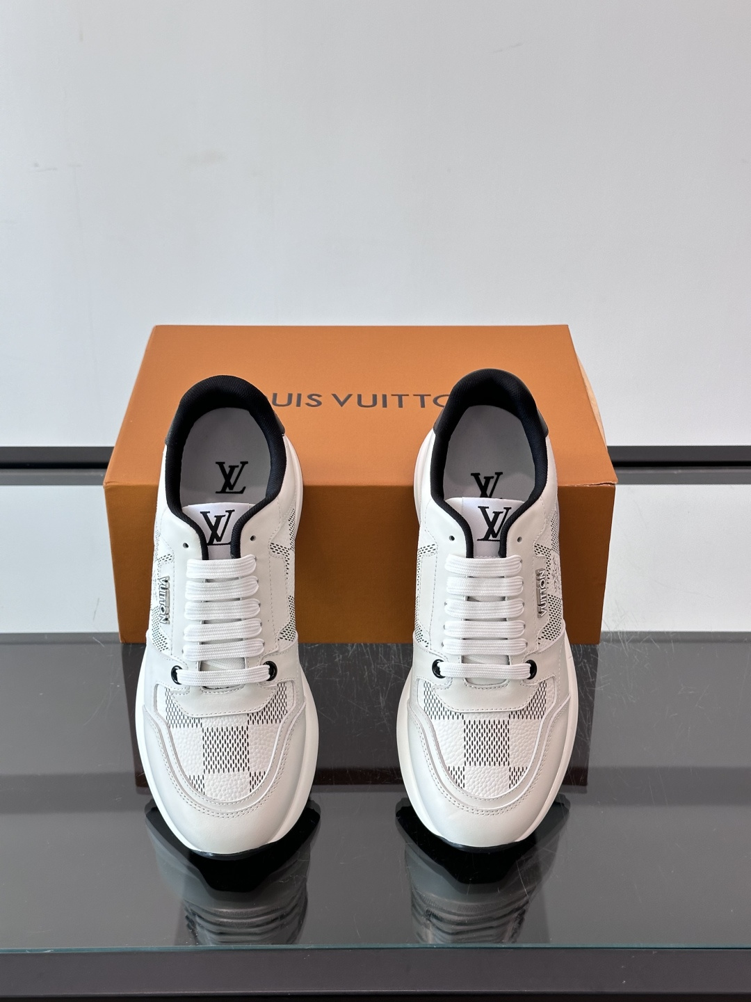 LV Run Away男士运动鞋,小牛皮面料。经Monogram图案,配色超百搭!橡胶鞋底抓地力强,穿着舒适,日常休闲或 LV Run Away男士运动鞋,小牛皮面料。经Monogram图案,配色超百搭!橡胶鞋底抓地力强,穿着舒适,日常休闲或