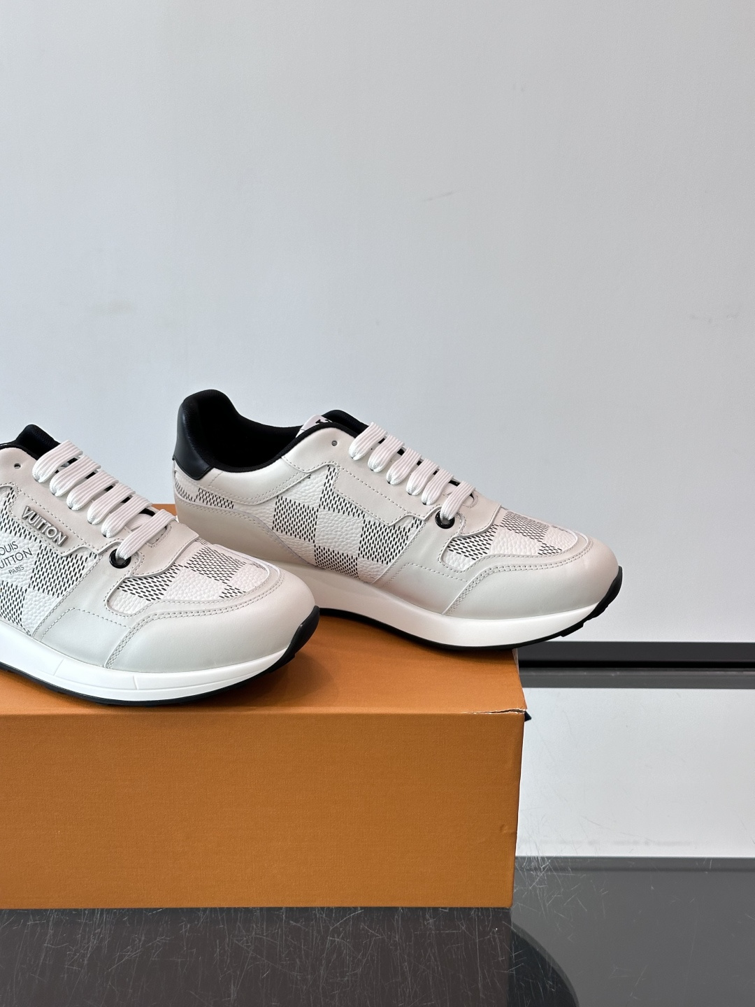 LV Run Away男士运动鞋,小牛皮面料。经Monogram图案,配色超百搭!橡胶鞋底抓地力强,穿着舒适,日常休闲或 LV Run Away男士运动鞋,小牛皮面料。经Monogram图案,配色超百搭!橡胶鞋底抓地力强,穿着舒适,日常休闲或