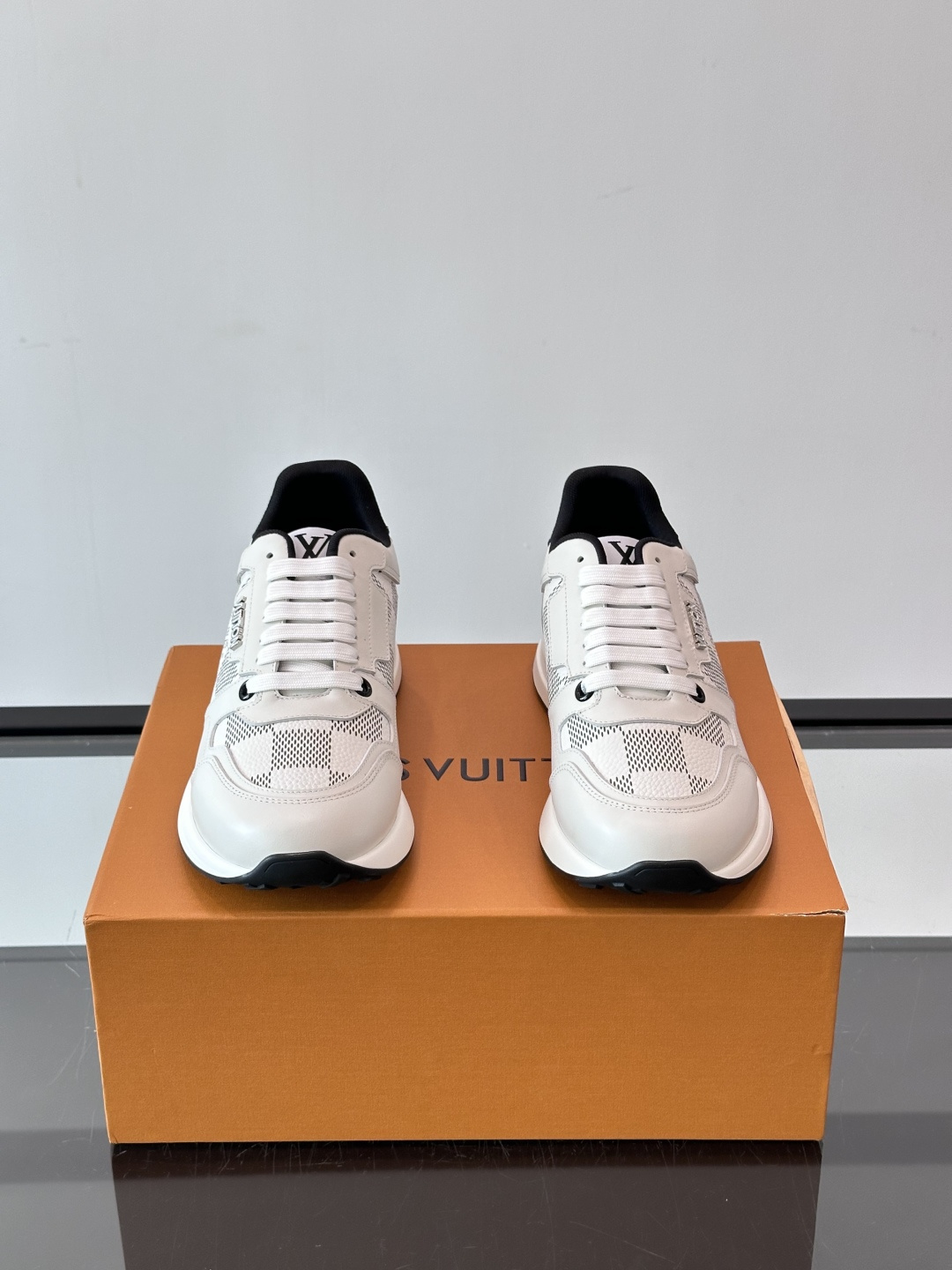 LV Run Away男士运动鞋,小牛皮面料。经Monogram图案,配色超百搭!橡胶鞋底抓地力强,穿着舒适,日常休闲或 LV Run Away男士运动鞋,小牛皮面料。经Monogram图案,配色超百搭!橡胶鞋底抓地力强,穿着舒适,日常休闲或