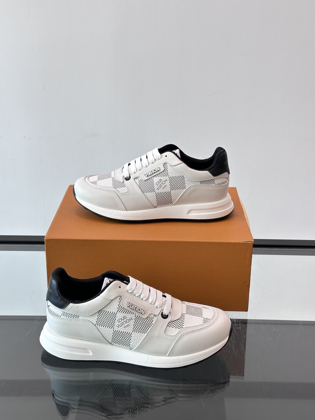 LV Run Away男士运动鞋,小牛皮面料。经Monogram图案,配色超百搭!橡胶鞋底抓地力强,穿着舒适,日常休闲或 LV Run Away男士运动鞋,小牛皮面料。经Monogram图案,配色超百搭!橡胶鞋底抓地力强,穿着舒适,日常休闲或
