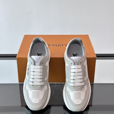 LV Run Away男士运动鞋,小牛皮面料。经Monogram图案,配色超百搭!橡胶鞋底抓地力强,穿着舒适,日常休闲或 LV Run Away男士运动鞋,小牛皮面料。经Monogram图案,配色超百搭!橡胶鞋底抓地力强,穿着舒适,日常休闲或