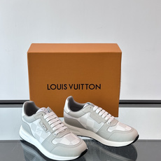 LV Run Away男士运动鞋,小牛皮面料。经Monogram图案,配色超百搭!橡胶鞋底抓地力强,穿着舒适,日常休闲或 LV Run Away男士运动鞋,小牛皮面料。经Monogram图案,配色超百搭!橡胶鞋底抓地力强,穿着舒适,日常休闲或