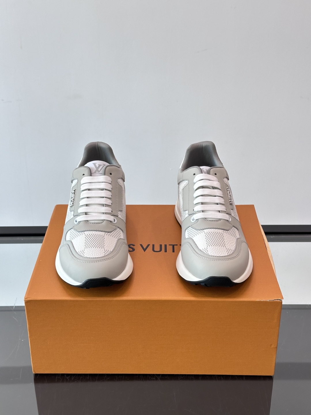 LV Run Away男士运动鞋,小牛皮面料。经Monogram图案,配色超百搭!橡胶鞋底抓地力强,穿着舒适,日常休闲或 LV Run Away男士运动鞋,小牛皮面料。经Monogram图案,配色超百搭!橡胶鞋底抓地力强,穿着舒适,日常休闲或