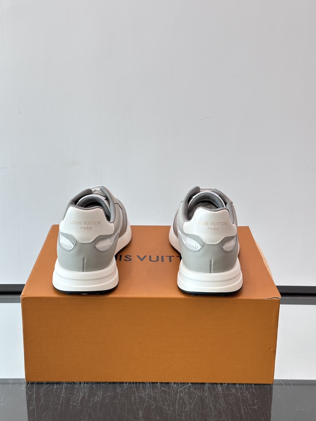 LV Run Away男士运动鞋,小牛皮面料。经Monogram图案,配色超百搭!橡胶鞋底抓地力强,穿着舒适,日常休闲或 LV Run Away男士运动鞋,小牛皮面料。经Monogram图案,配色超百搭!橡胶鞋底抓地力强,穿着舒适,日常休闲或