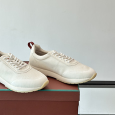 Loro Piana男士休闲运动鞋,采用透气网布+牛皮拼接,简约低调又高级✨。白色橡胶鞋底搭配深红细节点缀,层次感满满。 Loro Piana男士休闲运动鞋,采用透气网布+牛皮拼接,简约低调又高级✨。白色橡胶鞋底搭配深红细节点缀,层次感满满。