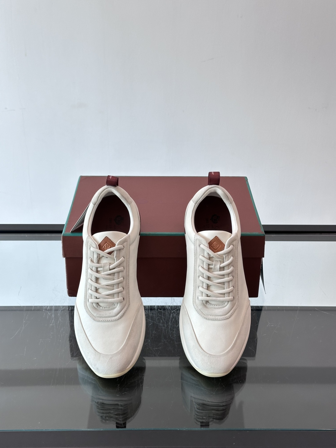 👟Loro Piana LP休闲鞋,采用胎牛皮鞋面,柔软又耐穿,鞋底轻便舒适,适合长时间行走。经典百搭,通勤休闲都能轻松 👟Loro Piana LP休闲鞋,采用胎牛皮鞋面,柔软又耐穿,鞋底轻便舒适,适合长时间行走。经典百搭,通勤休闲都能轻松
