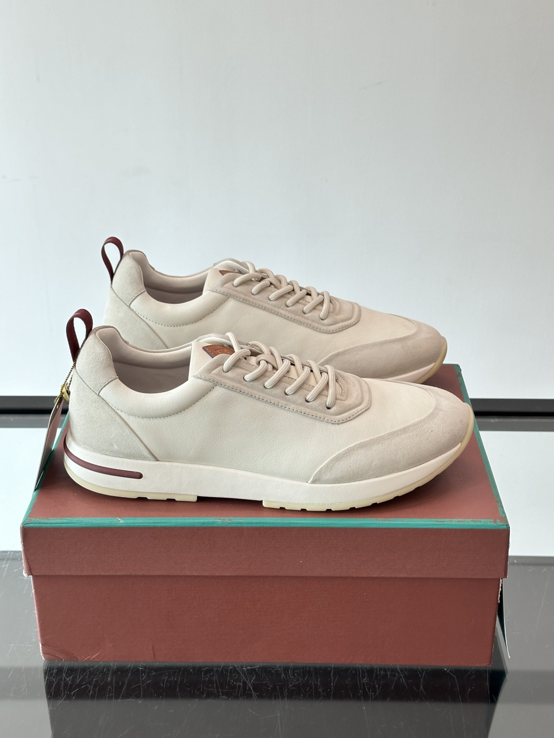 👟Loro Piana LP休闲鞋,采用胎牛皮鞋面,柔软又耐穿,鞋底轻便舒适,适合长时间行走。经典百搭,通勤休闲都能轻松 👟Loro Piana LP休闲鞋,采用胎牛皮鞋面,柔软又耐穿,鞋底轻便舒适,适合长时间行走。经典百搭,通勤休闲都能轻松